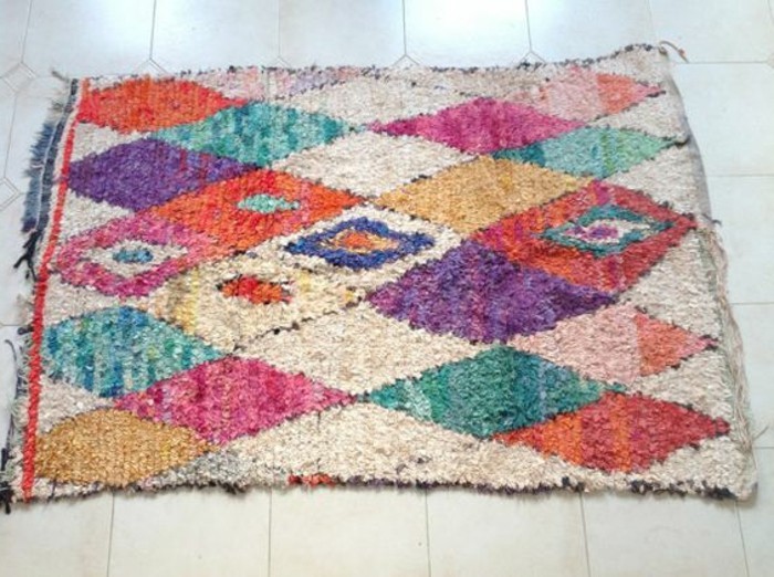 tapis-modernes-un-tapis-intéressant-composé-de-differentes-couleurs