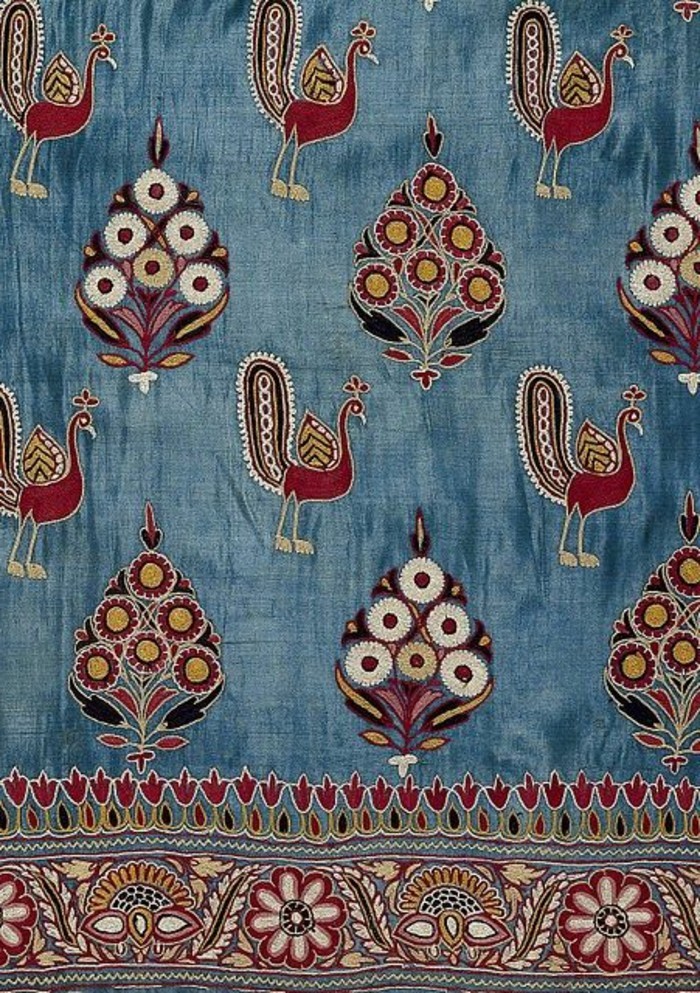 tapis-modernes-un-tapis-multicolore-orné-de-jolis-motifs