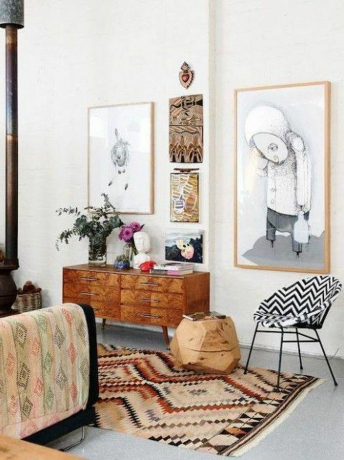 tapis-modernes-une-chaise-moderne-et-un-portrait-au-mur