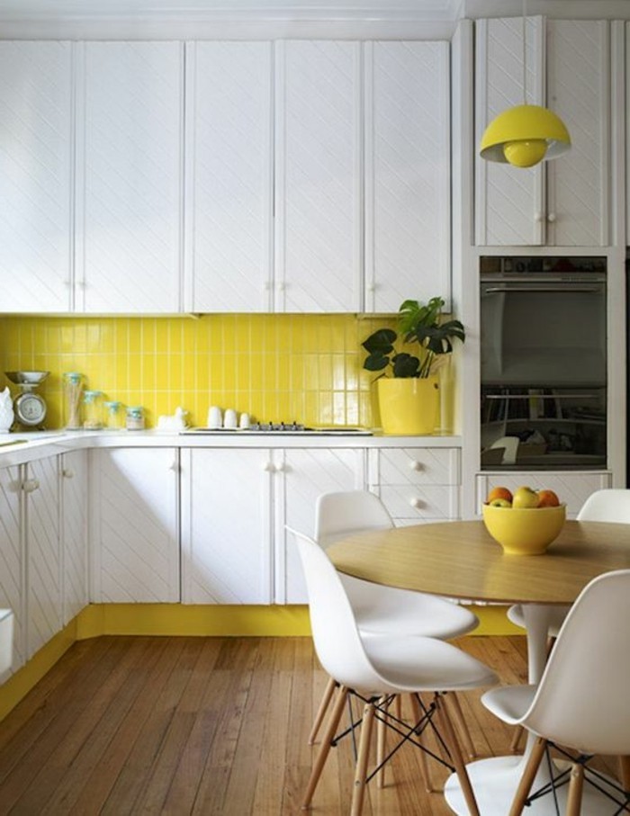 chaise-de-cuisine-moderne-cuisine-jaune-et-blanc