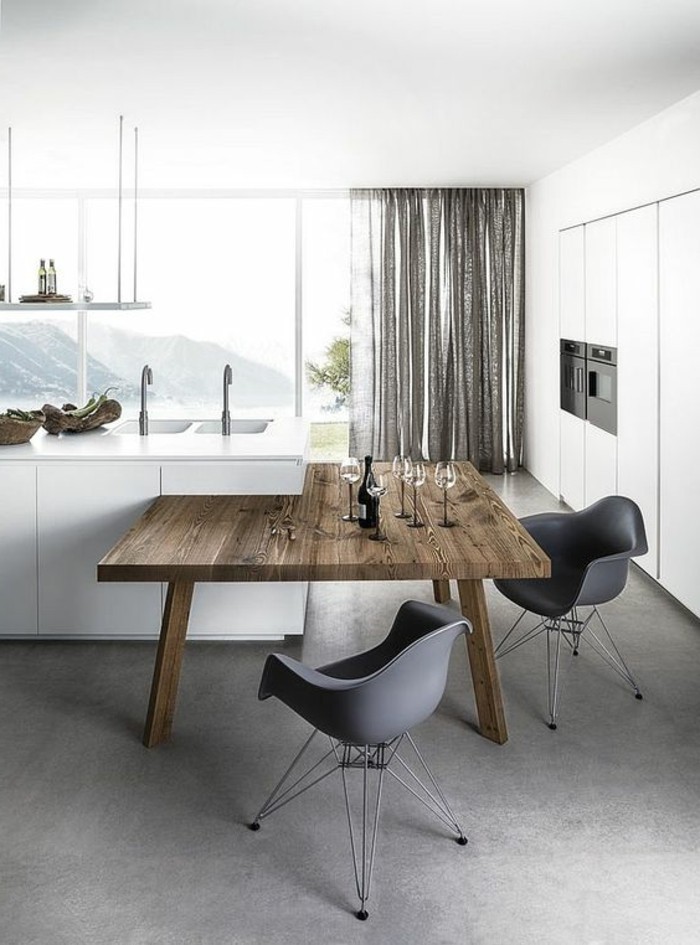 chaise-de-cuisine-moderne-table-de-cuisine-en-bois-et-chaises-noires