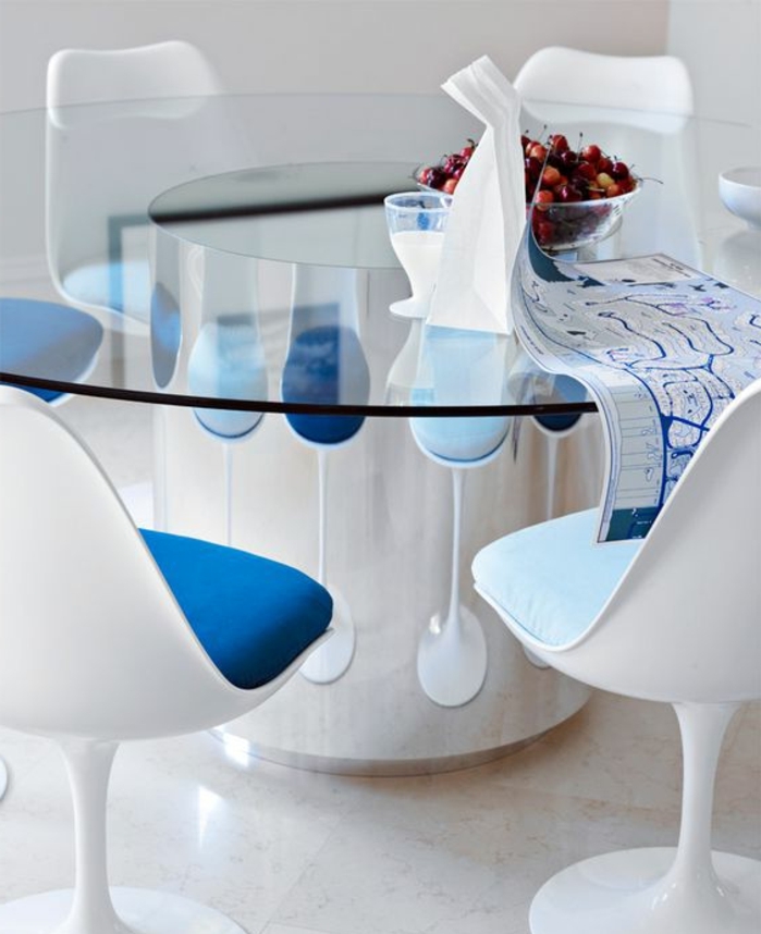 chaise-tulipe-plateau-de-table-en-verre-coussins-de-chaise-bleus