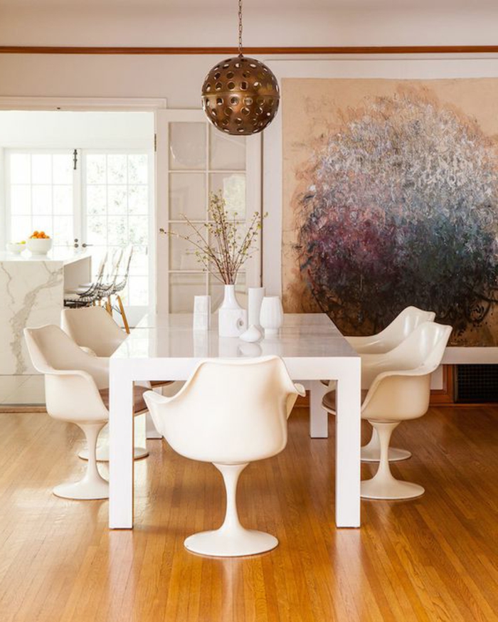 chaise-tulipe-table-blanche-rectangulaire-tableau-peinture