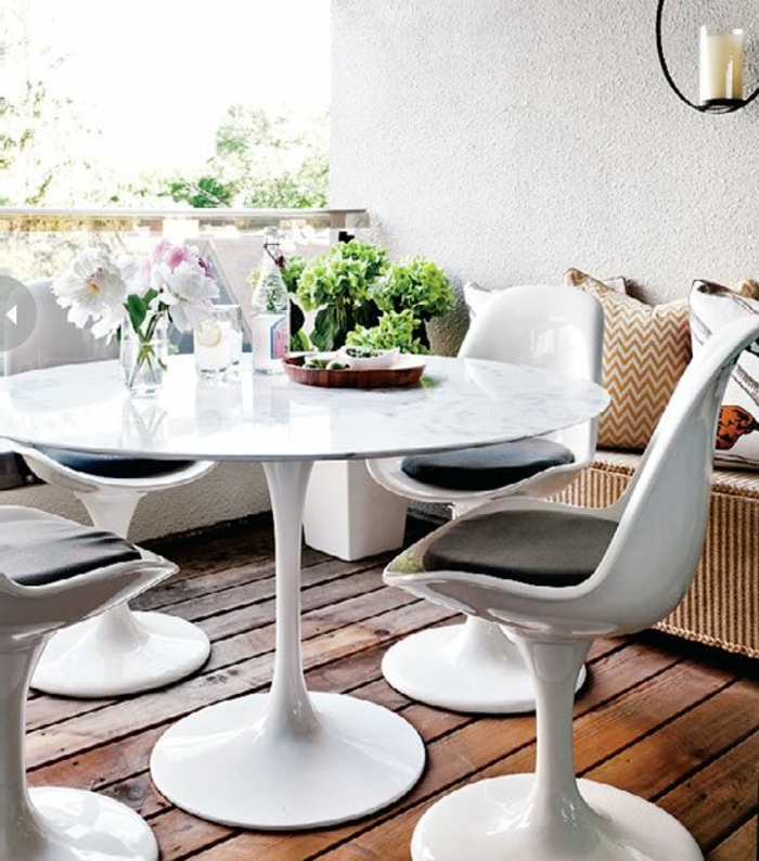 chaise-tulipe-table-blanche-sol-en-bois-contraste-joli