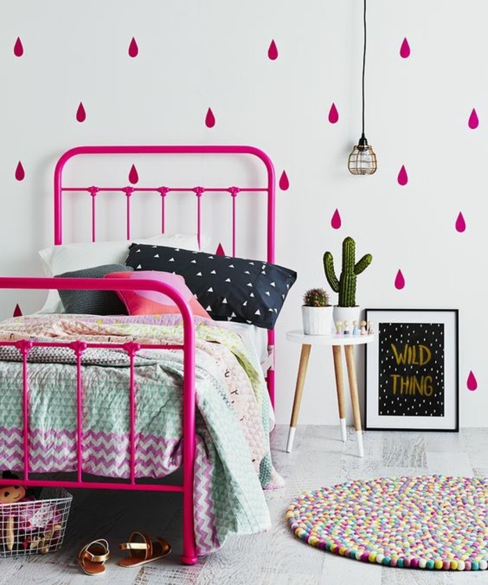 chambre-moderne-ado-cadre-de-lit-rose-tapis-rond-rose