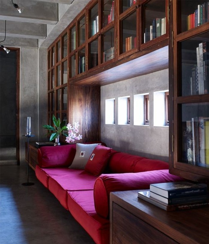 etagere-bibliotheque-sofa-pourpre-petites-fenetres-design