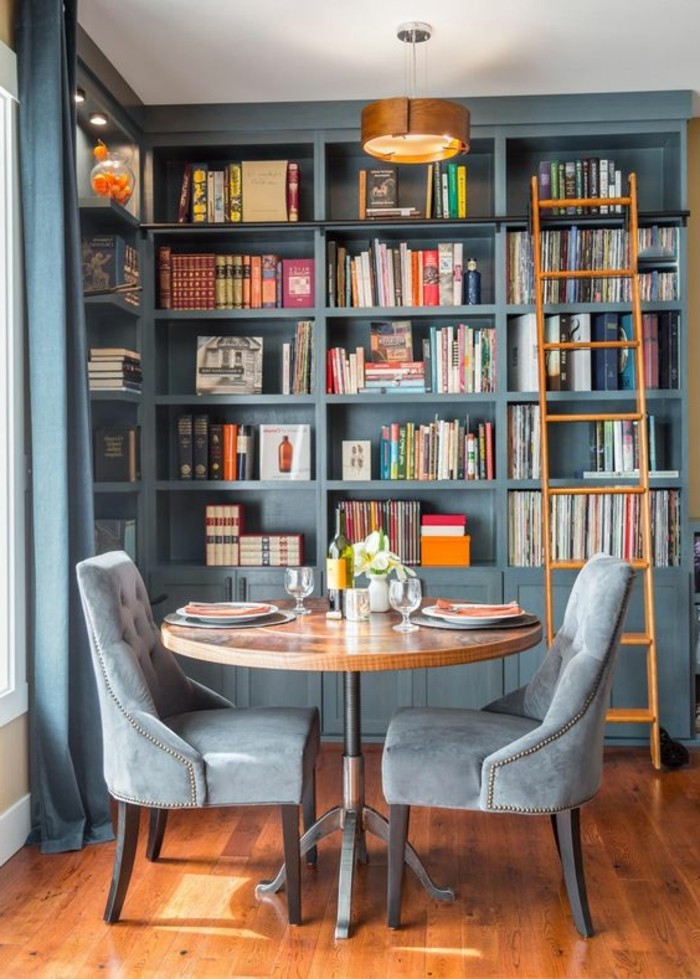etagere-bibliotheque-table-ronde-et-fauteil-gris-sol-en-bois