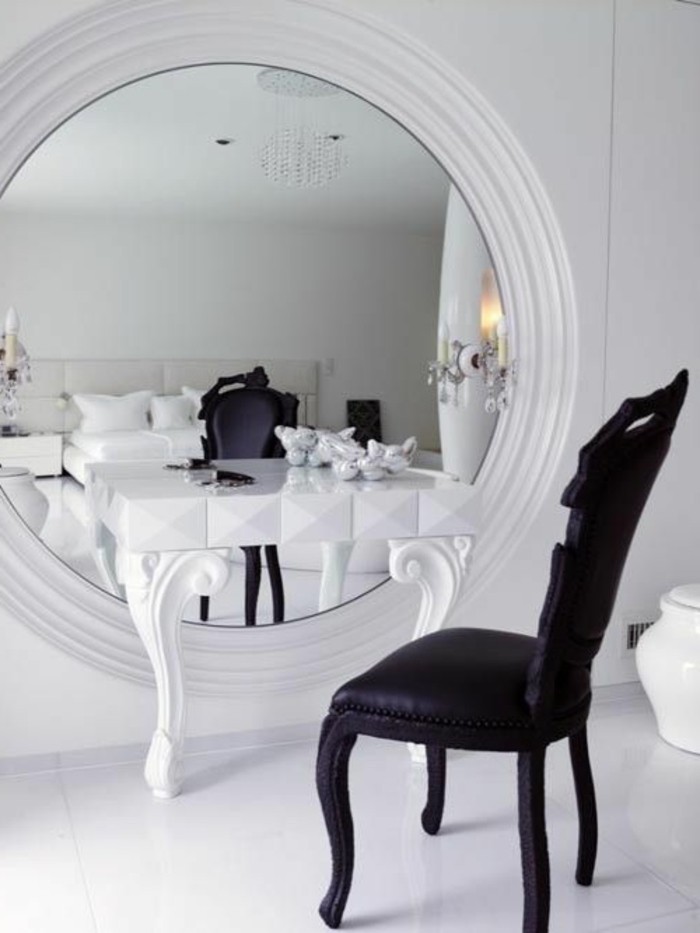 miroir-mural-grande-taille-chaise-noire-et-grand-miroir-rond