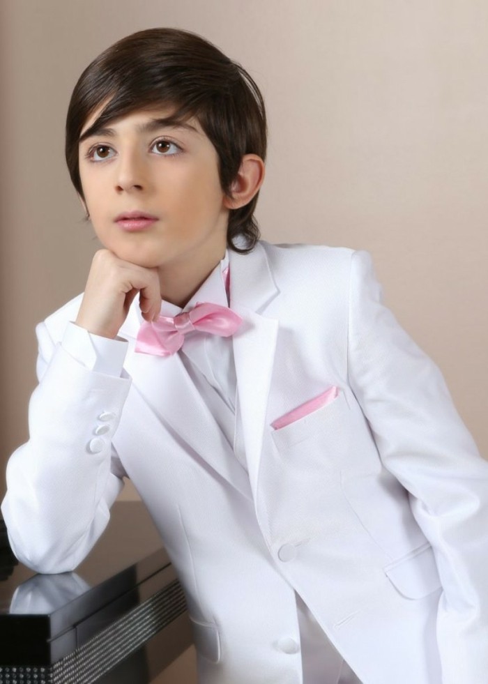 tenue-de-mariage-enfant-ceremonieexpress-costume-garcon-blanc-avec-une-petite-poche-et-un-mouchoir-rose-resized