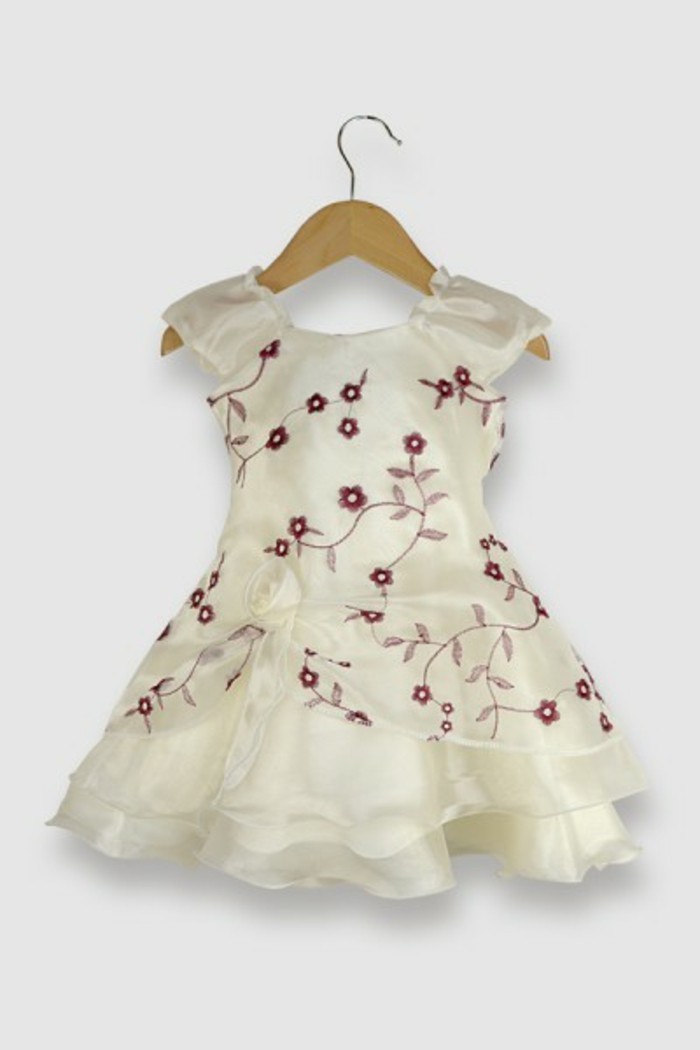 tenue-de-mariage-enfant-mariage-pronoce-robe-en-blanc-avec-des-fleurs-roses-resized