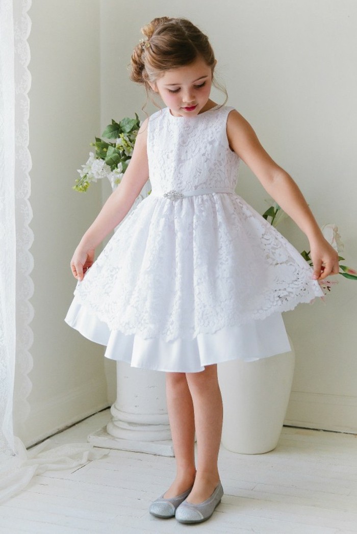 tenue-de-mariage-enfant-en-blanc-avec-partie-transparente-superposee-sur-la-robe-beau-cortege-resized