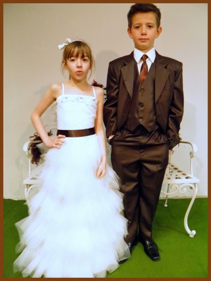 tenue-mariage-enfant-les-maries-d-aphrodite-costume-garcon-en-marron-assorti-a-la-ceinture-robe-fille-resized