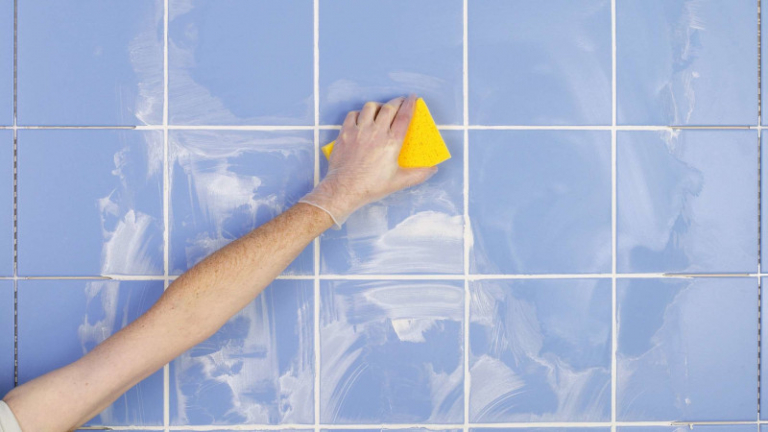 Nettoyer le carrelage de salle de bain de manière naturelle et efficace