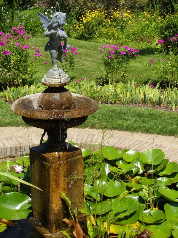 Glen_Magna-farme-fontaine-de-jardin-classique