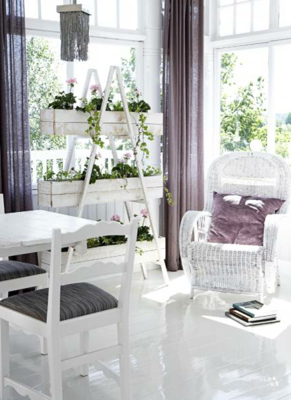 blanc-violet-véranda-claire-coussins-rideaux