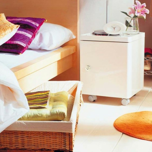 boîtes-de-rotin-sous-le-lit-coussins-orange-et-violet-blanche-décoration