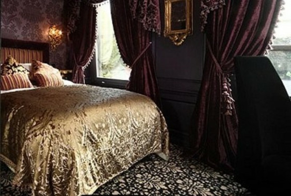 chambre-à-coucher-adulte-style-gotique-or-violet