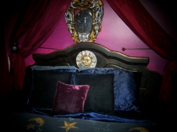 chambre-à-coucher-adulte-style-gotique-versace-bleu-violet-or