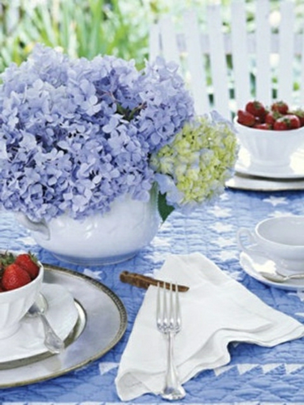 décorer-une-table-vase-fleurs-violettes