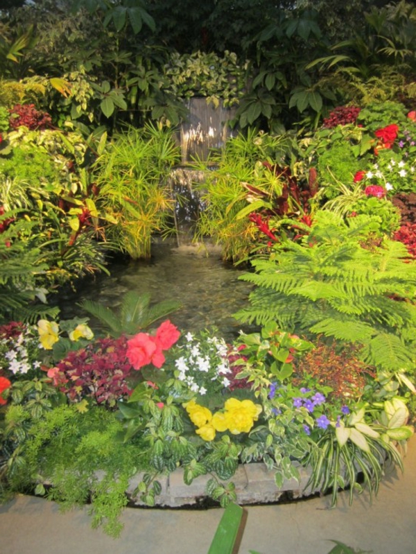jolie-cascade-de-jardin-avec-fleur-magnifiques