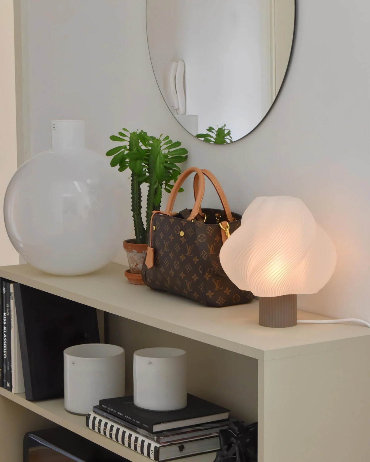luminaire scandinave meuble bois beige miroir ovale plante verte