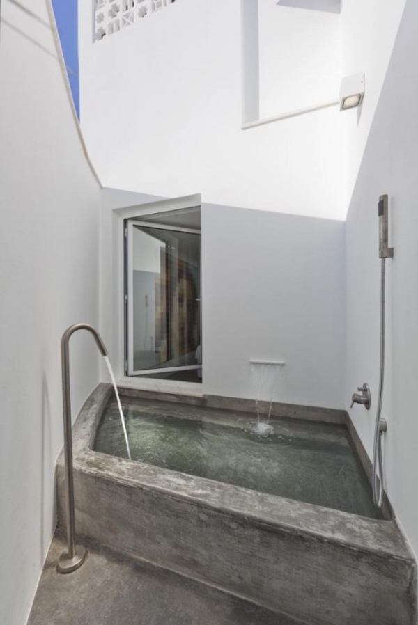 minimaliste-baignoire-extérieure-design-salle-de-bain