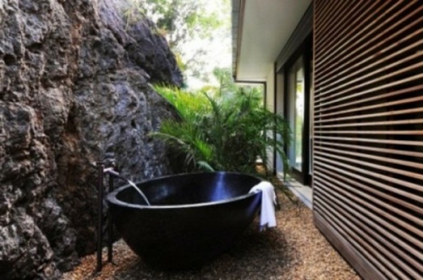 noir-baignoire-original-design-salle-de-bain-extérieure