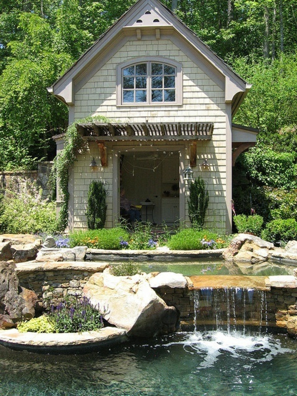 relaxante-cascade-maison-avec-étang