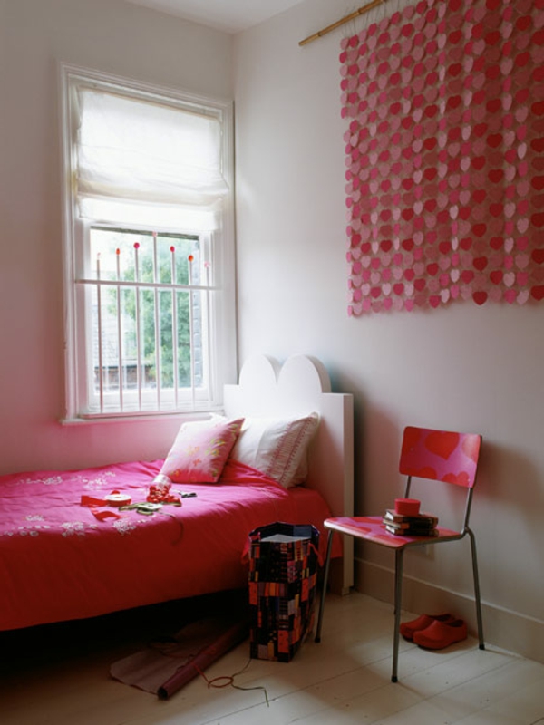 rose-fille-maison-déco-chaise-lit