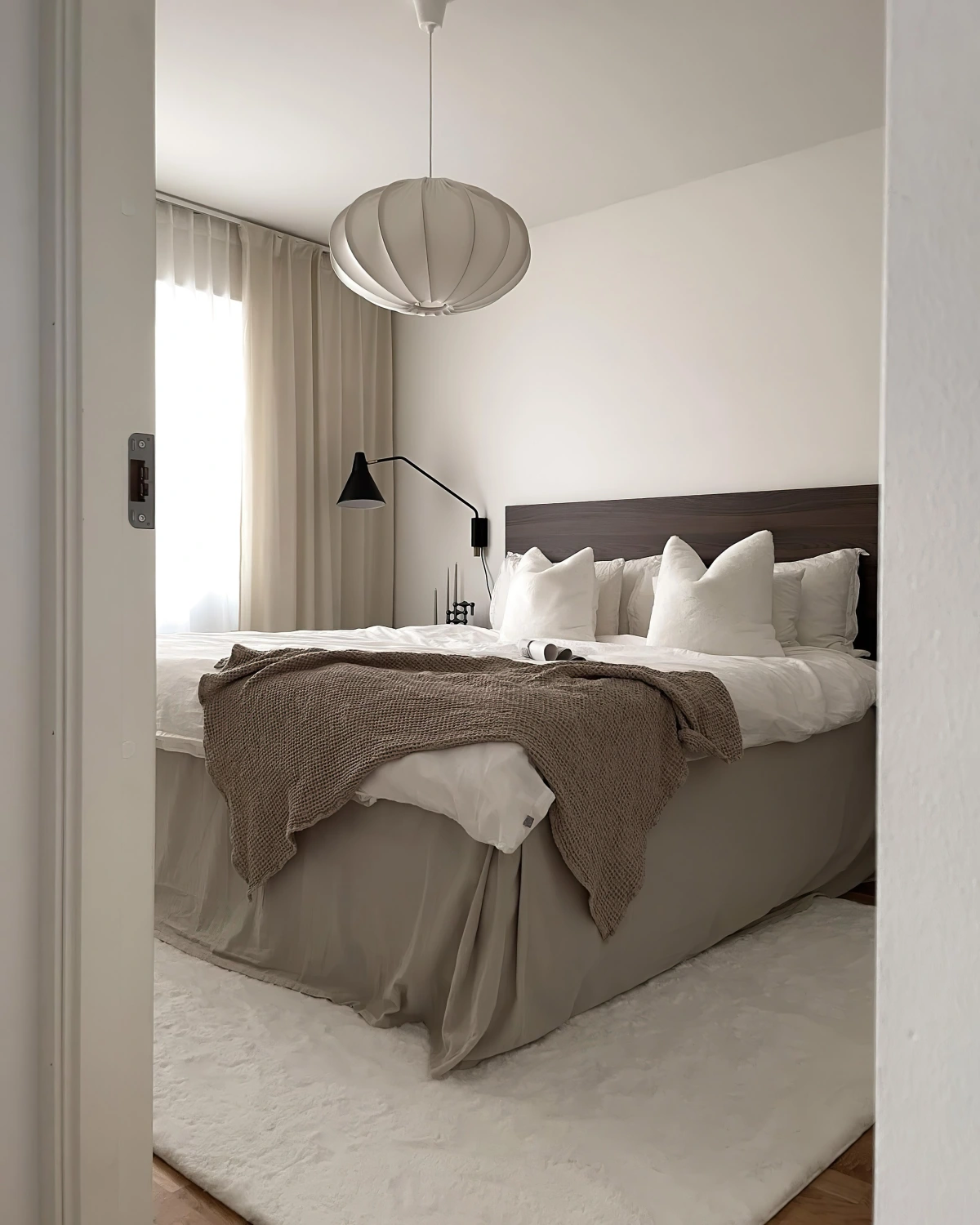 scandinave chambre tete de lit bois fonce rideaux beige tapis blanc