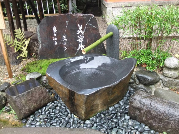 yasaka_fontain-de-jardin-jardiland- à-kyoto-bambou-et-pierre