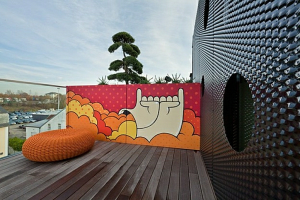 arcitecture-maison-moderne-rouge-terrasse-graffiti