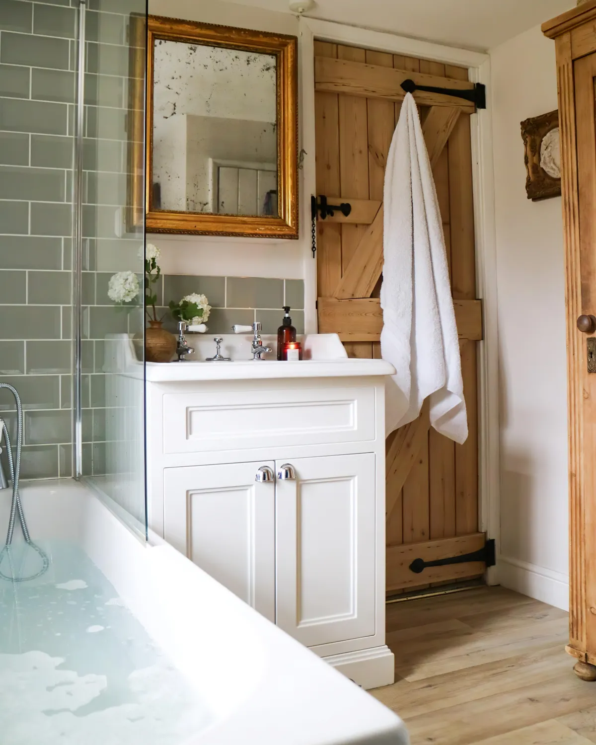 baignoire meuble sous vasque blanc porte en bois massif