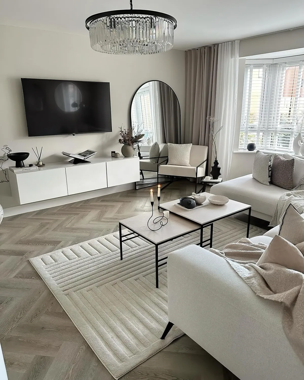 deco modernee en noir et blanc canape d angle tapis blanc miroir meuble tv