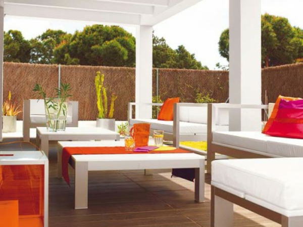 idee-deco-terrasse-minimaliste-blanc-rouge