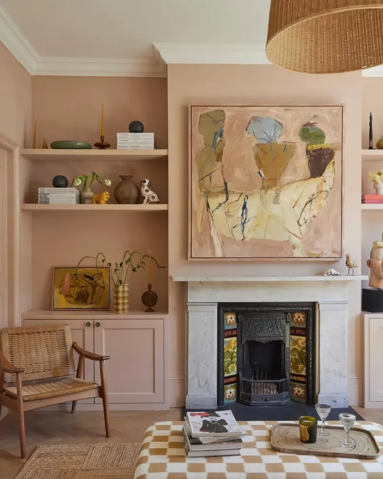 idees deco salon vintage arty mur en rose pale chaise en rotin