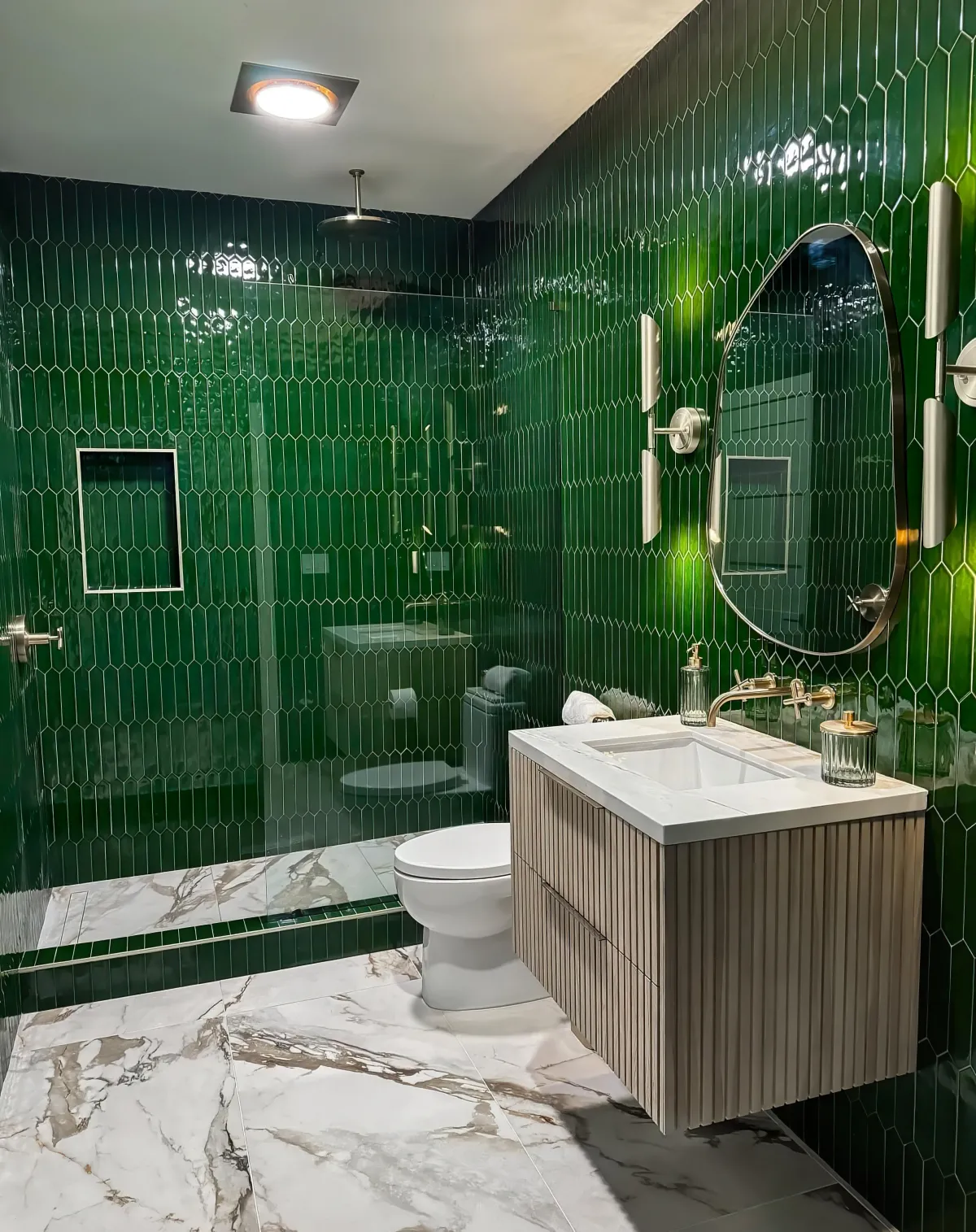 marbre blanc et carrelage en vert bouteille salle de bain moderne