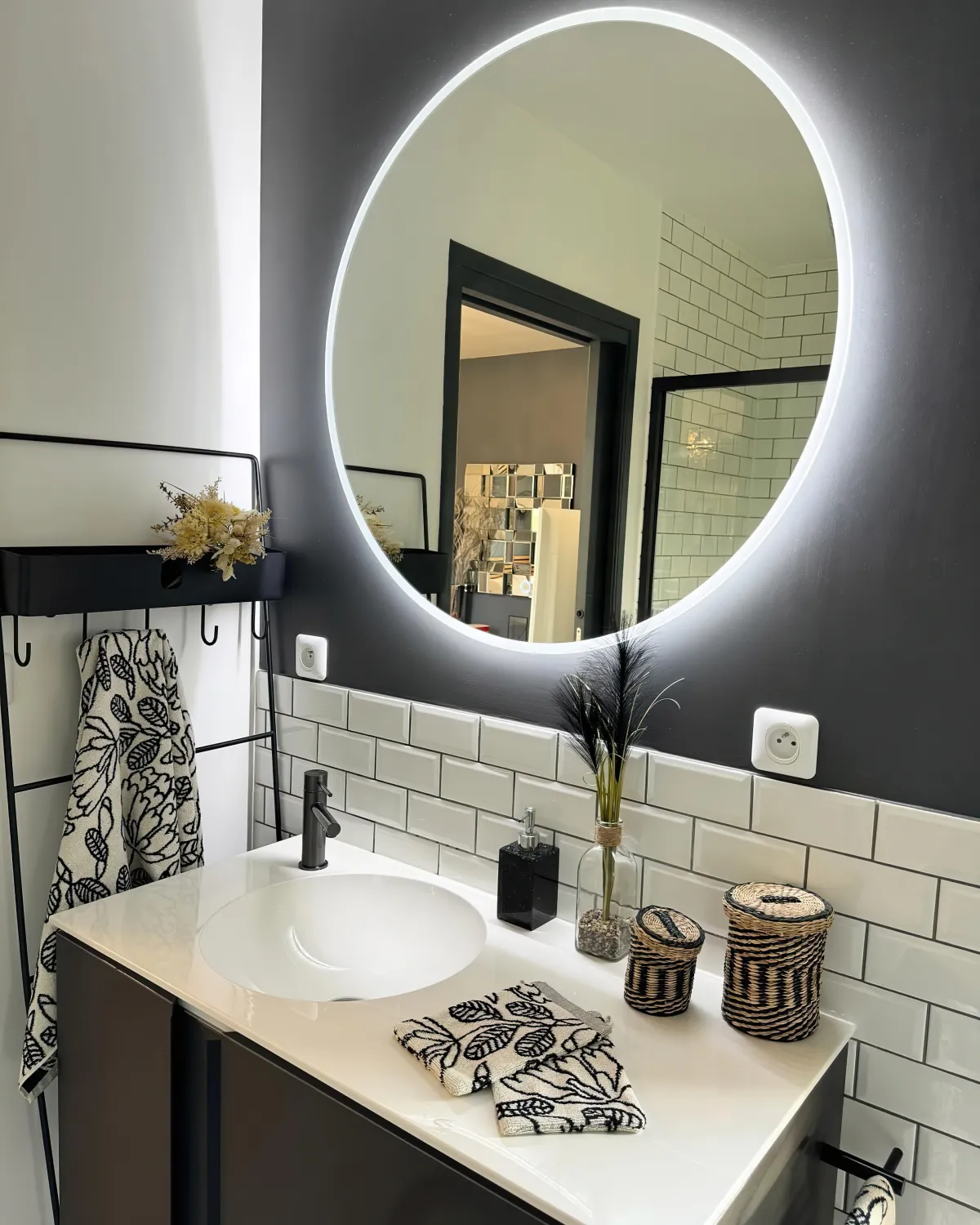 meuble sous evier en bois miroir rond carrelage blanc mur fonce