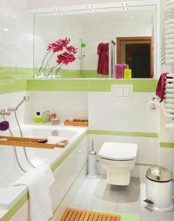 petite-salle-de-bain-claire-toilette-florale-motifs