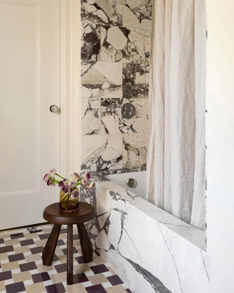 petite table basse en bois dans la salle de bain