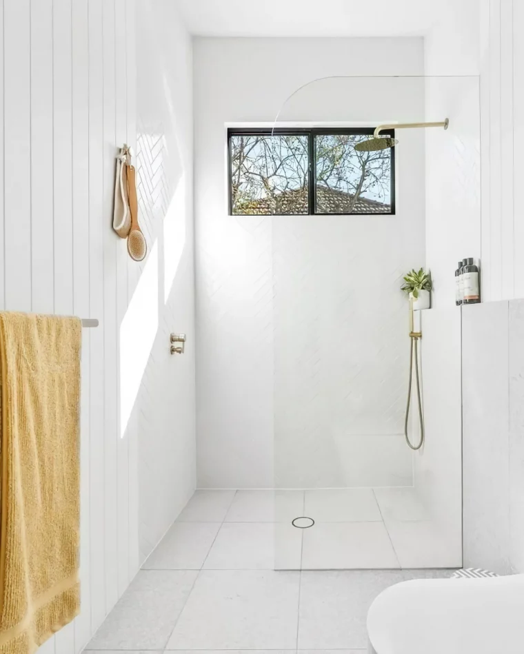 quelle decoration choisir pour la salle de bain blanche