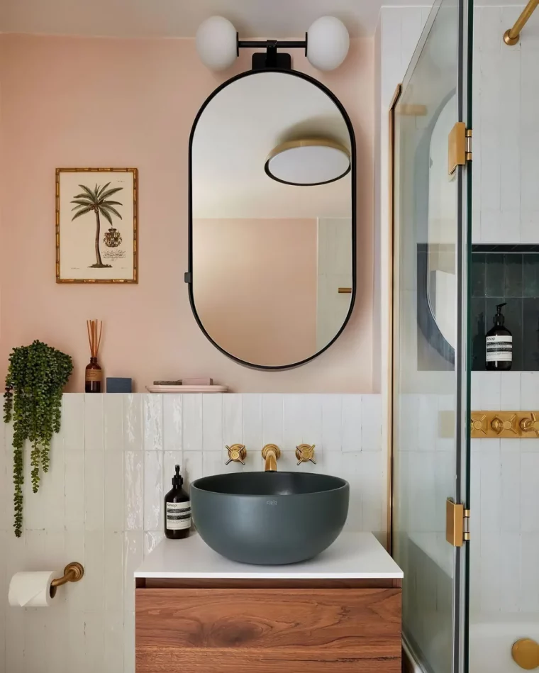 salle de bain en blanc noir bois et rose pale