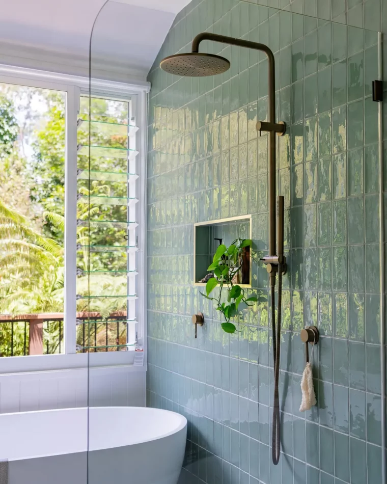 salle de bain en bleu pale et blanc avec baignoire