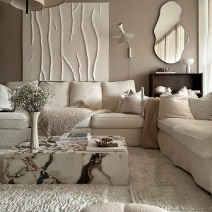 style moderne tout en blanc table basse rectangulaire en marbre tableau blanc mur taupe clair