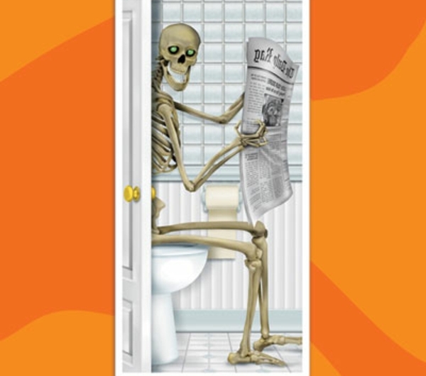 decoration de porte de salle de bain squelette lisant journal