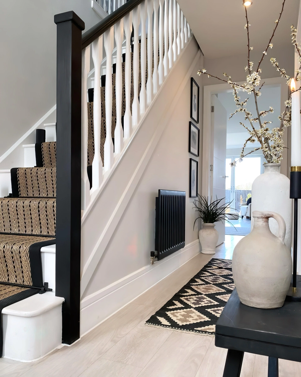 deco couloir blanc et noir escalier moderne tapis vase effet beton
