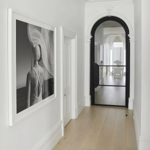decor mural couloir moderne murs blancs parquet bois photo blanc noir