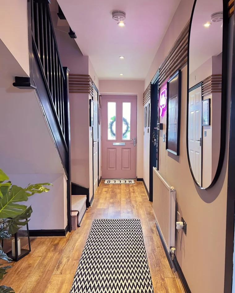 decoration couloir d entree peinture couleur rose violet carrelage effet bois