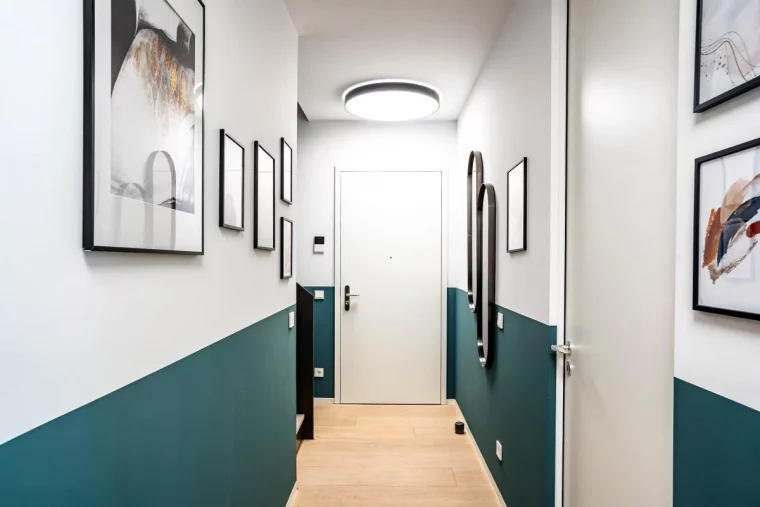 decoration couloir moderne peinture en deux couleurs cadres noirs