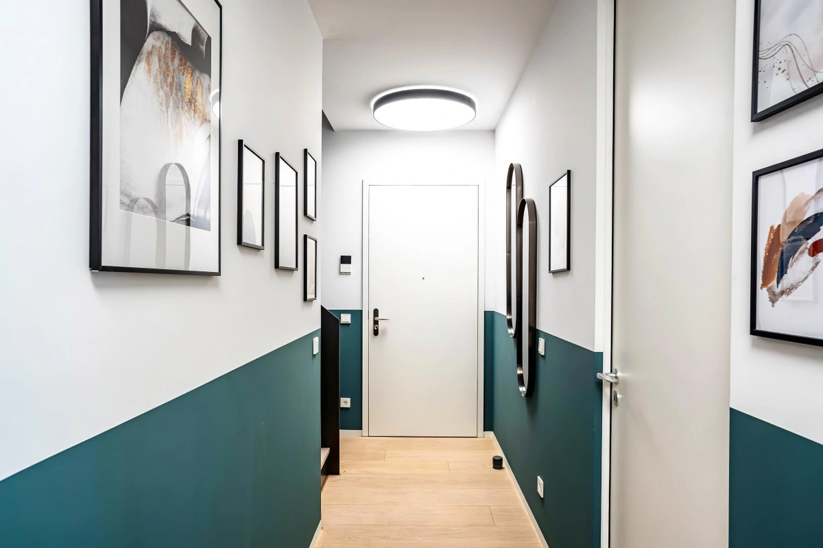 decoration couloir moderne peinture en deux couleurs cadres noirs
